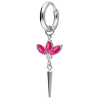 Hopeinen korvakoru punaisilla kristalleilla ja terävällä riipuksella valkoisella taustalla