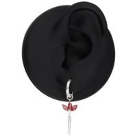 Hopeinen korvakoru punaisilla kristalleilla mustassa korvamallissa