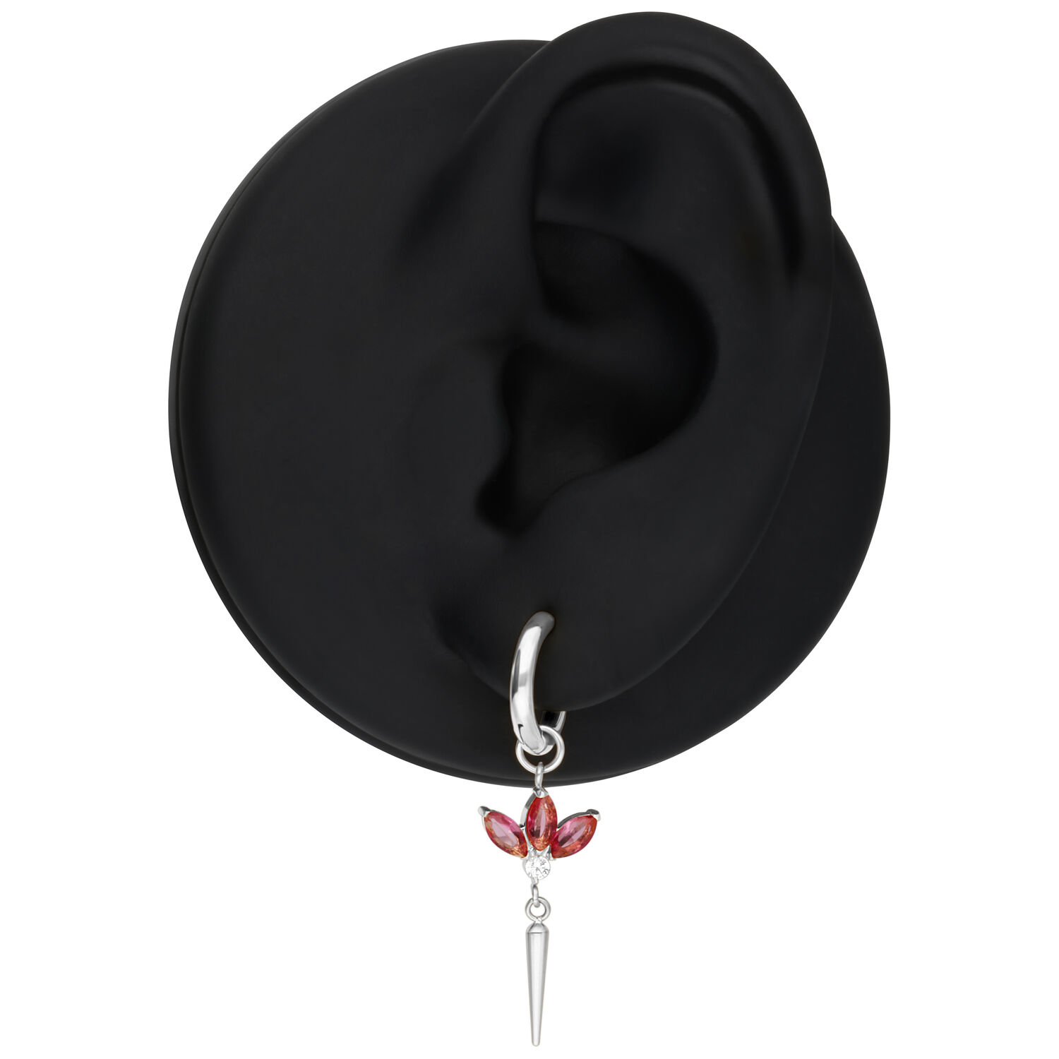 Hopeinen korvakoru punaisilla kristalleilla mustassa korvamallissa