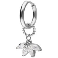 Hopeinen rengas säihkyvällä lehtimuotoisella kristalliriipuksella valkoisella taustalla