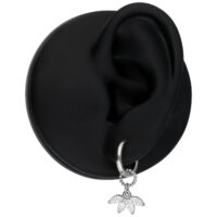 Hopeiset korvakorut kristallinkirkkaalla riipuksella, esitelty mustassa korvamallissa