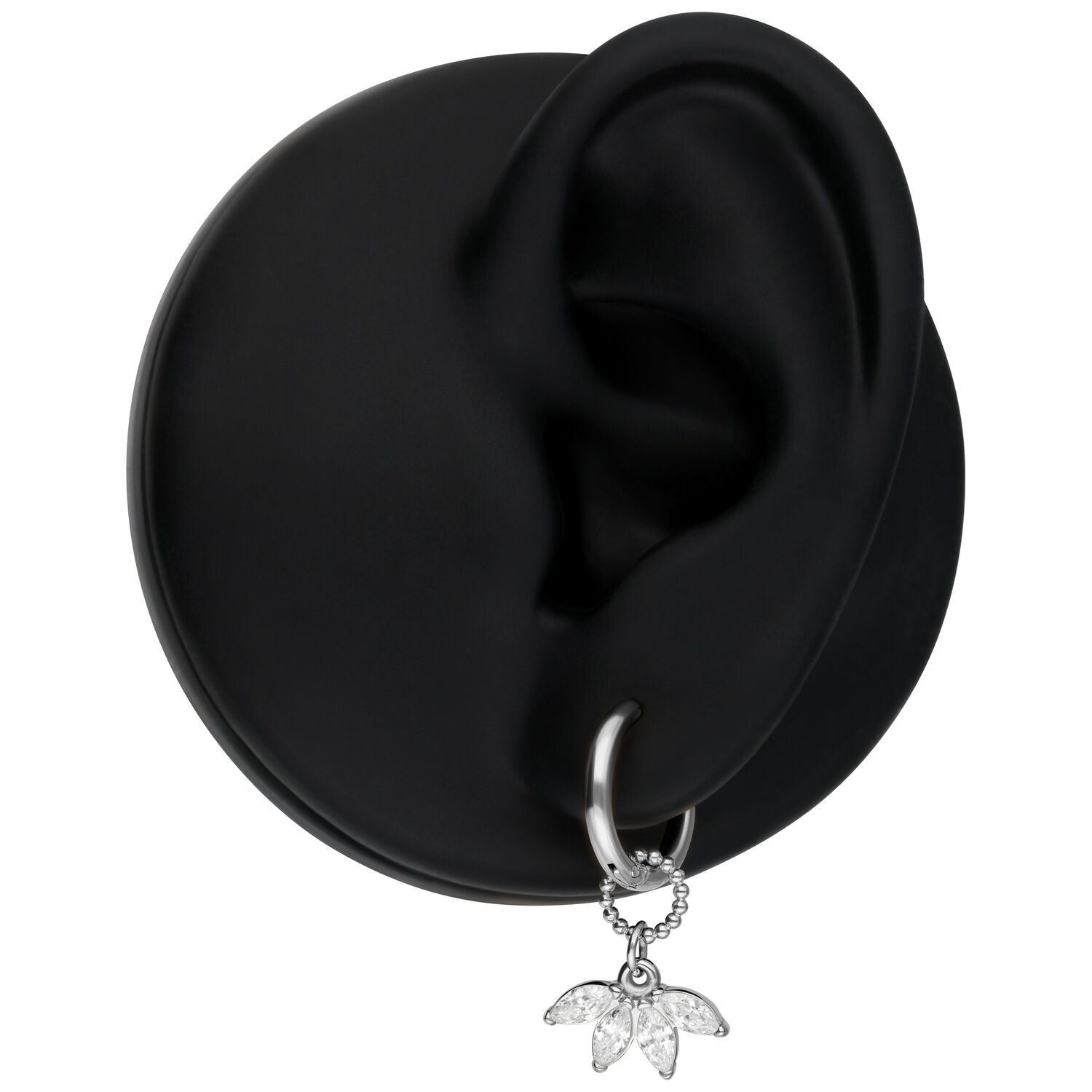 Hopeiset korvakorut kristallinkirkkaalla riipuksella, esitelty mustassa korvamallissa