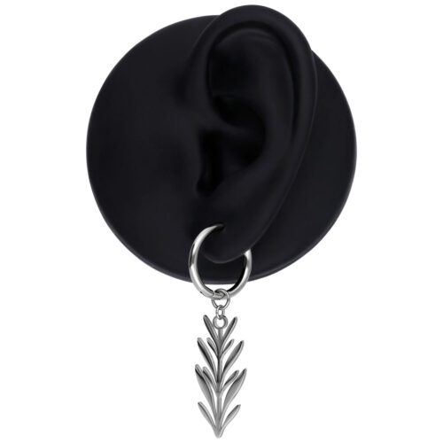 Hopeinen korvakoru lehtiriipuksella mustassa korvamallissa valkoisella taustalla