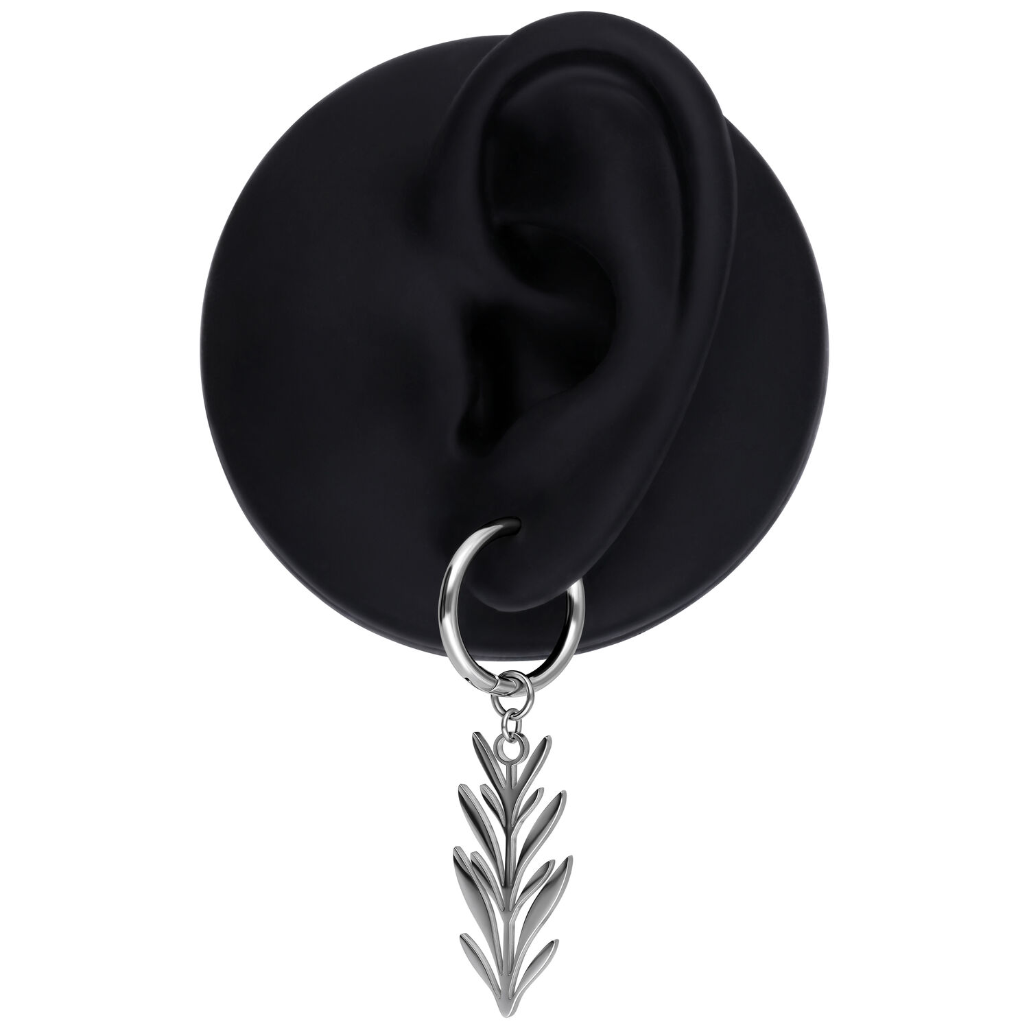 Hopeinen korvakoru lehtiriipuksella mustassa korvamallissa valkoisella taustalla