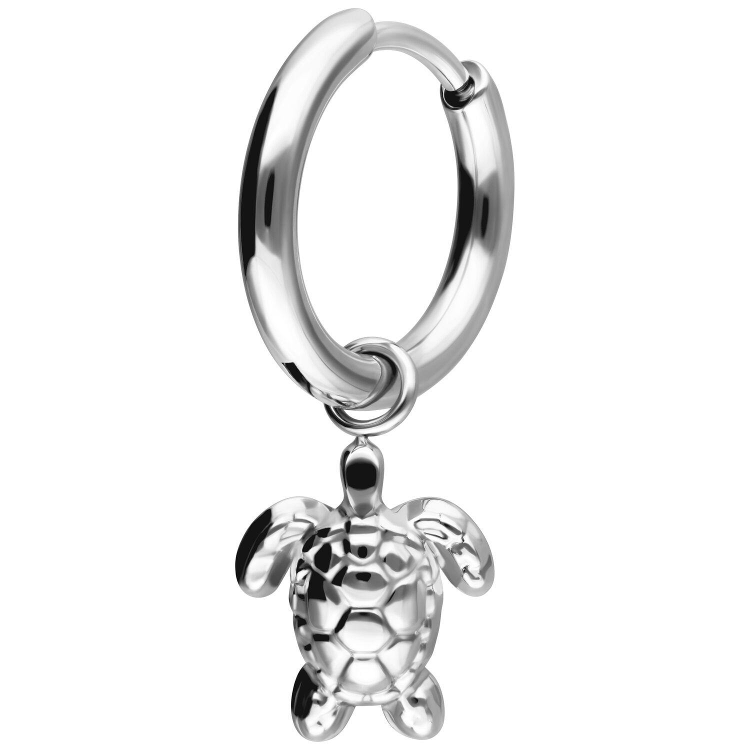 Hopeinen rengas pienellä kilpikonna-riipuksella valkoisella taustalla