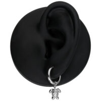 Hopeinen korvakoru kilpikonna-riipuksella mustassa korvamallissa