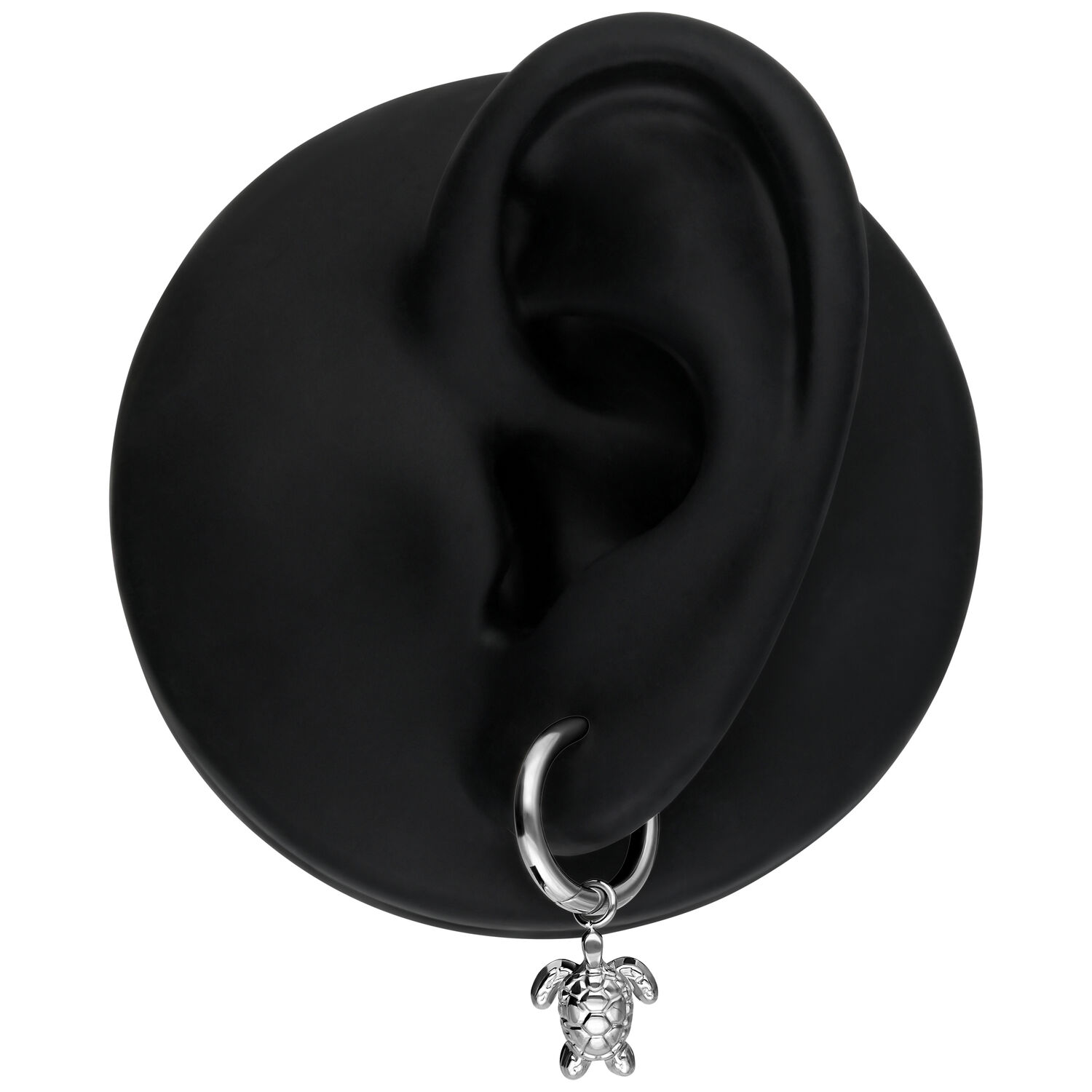 Hopeinen korvakoru kilpikonna-riipuksella mustassa korvamallissa