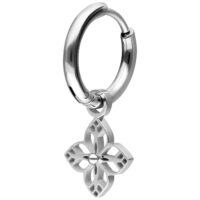 Hopeinen rengaskorvakoru ruostumattomasta teräksestä kukkariipuksella valkoisella taustalla