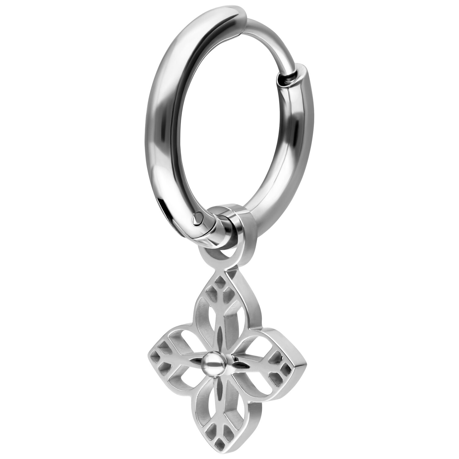 Hopeinen rengaskorvakoru ruostumattomasta teräksestä kukkariipuksella valkoisella taustalla