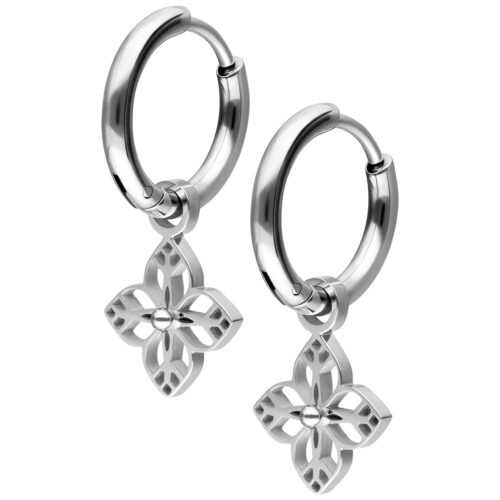 Pari hopeisia korvarenkaita hienostuneilla kukkariipuksilla valkoisella taustalla