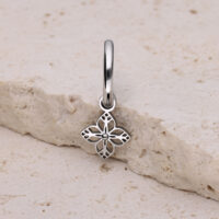 Hopeinen korvakoru kukkamuotoisella riipuksella vaalealla kivellä