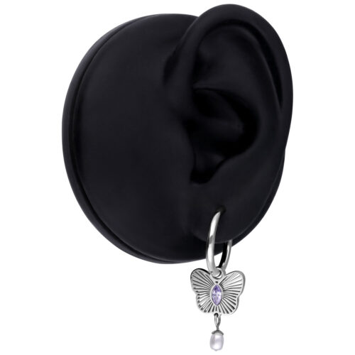 Hopeinen korvakoru, jossa lila perhosriipus ja helmi mustassa korvamallissa