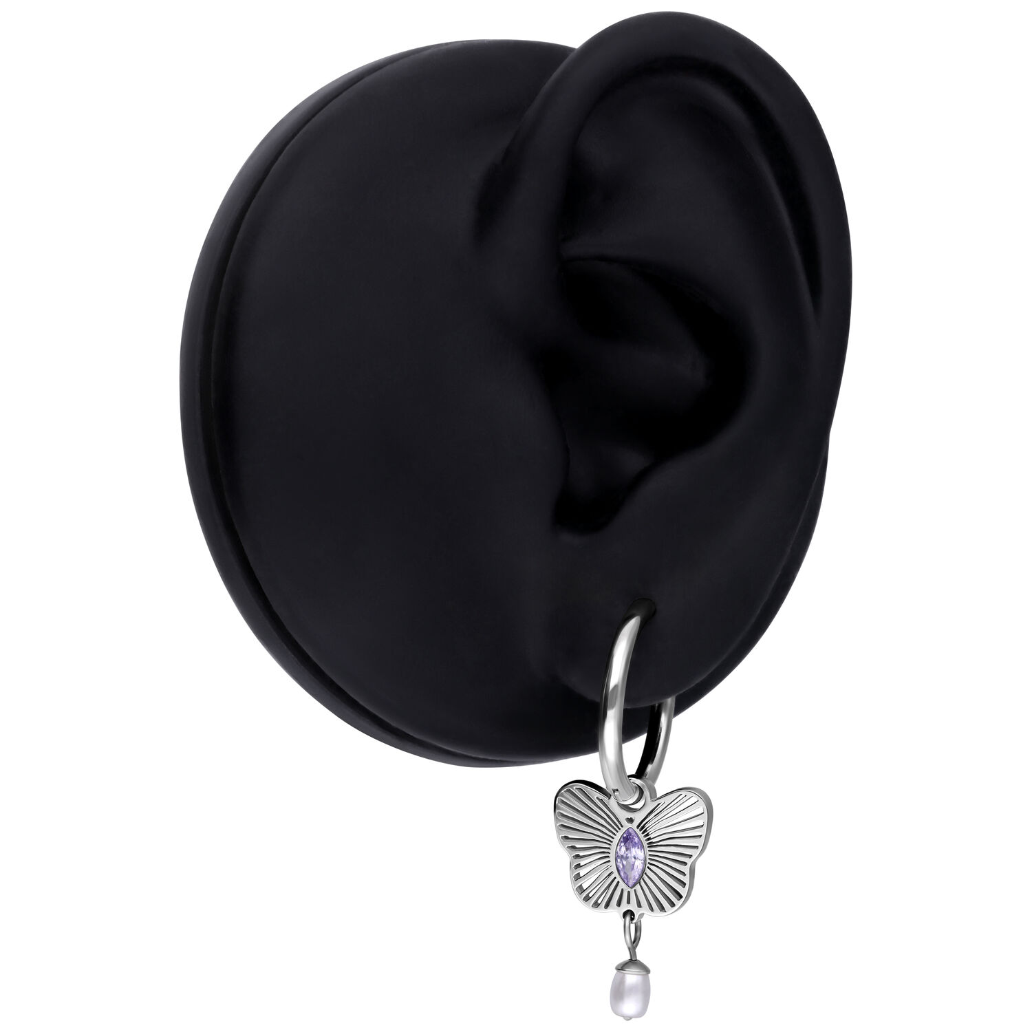Hopeinen korvakoru, jossa lila perhosriipus ja helmi mustassa korvamallissa