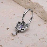 Hopeinen korvarengas kukkakuviolla ja laventelikiteellä vaalealla kivellä