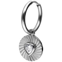 Hopeinen rengas sydänriipuksella kristallista valkoisella taustalla