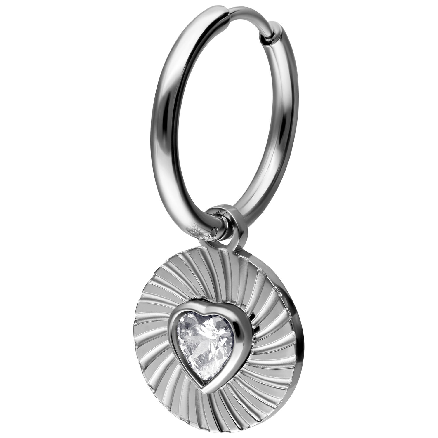 Hopeinen rengas sydänriipuksella kristallista valkoisella taustalla