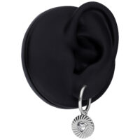 Hopeinen korvakoru sydämenmuotoisella riipuksella ja kristallilla mustassa korvamallissa