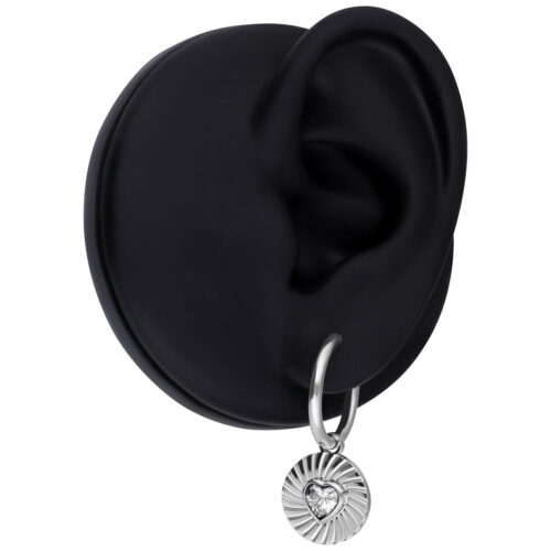 Hopeinen korvakoru sydämenmuotoisella riipuksella ja kristallilla mustassa korvamallissa