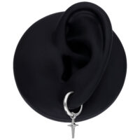 Musta korva hopeisella renkaalla ja tähtimuotoisella riipuksella mustalla taustalla