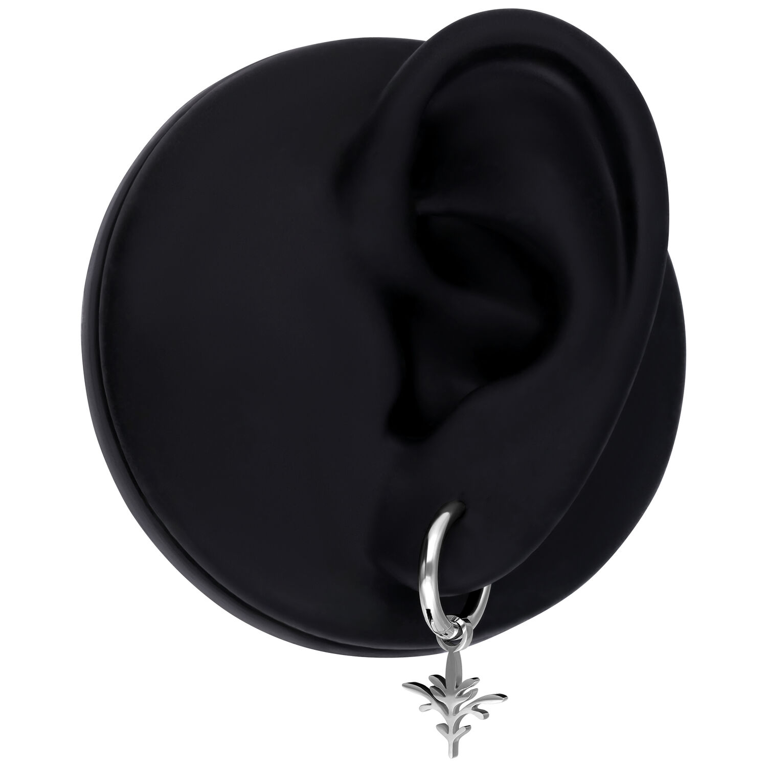 Musta korvakoru, jossa on pieni oksan muotoinen hopeariipus mustalla taustalla