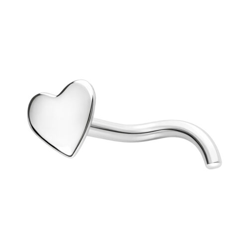 Hopeinen sydämenmuotoinen nenäkoru, jossa on kaareva tappi valkoisella taustalla