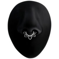 Hopeinen septum-clicker kukkakuviolla Hopeinen septum-clicker kukkakuviolla mustalla mallin nenällä.