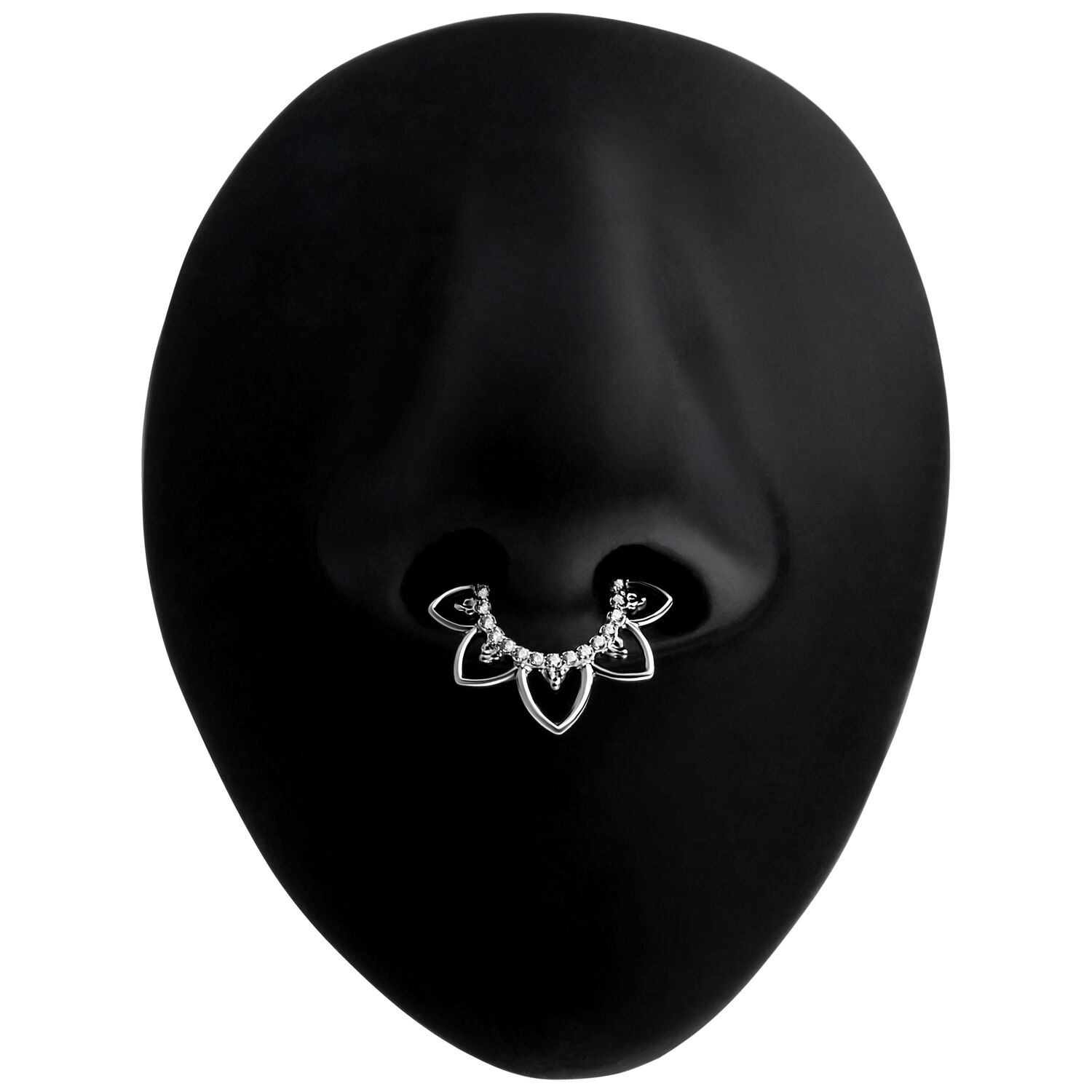 Hopeinen septum-clicker kukkakuviolla Hopeinen septum-clicker kukkakuviolla mustalla mallin nenällä.