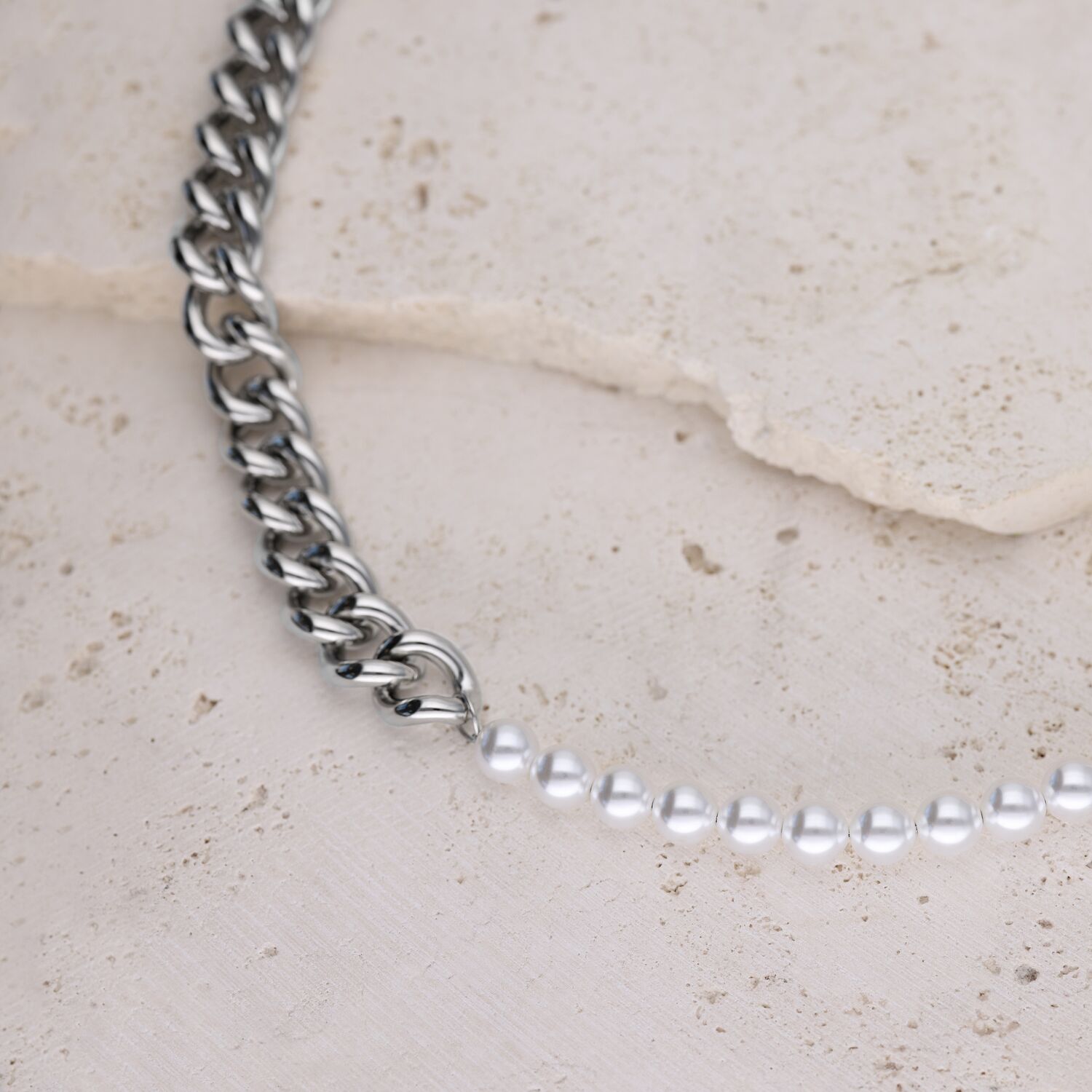 Hopeinen helminauha kivipohjalla