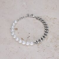 Rannekoru valkoisilla helmillä ja hopeisella ketjulla vaalealla kivellä