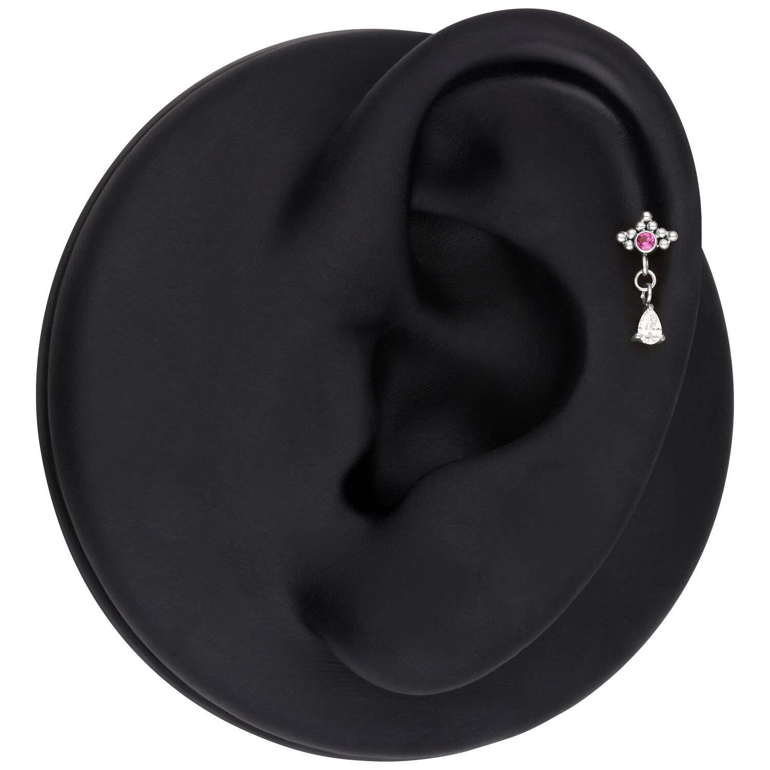 Hopeinen korvakoru punaisella kristallilla ja ovaalilla riipuksella, esitetty mustalla korvamallilla.