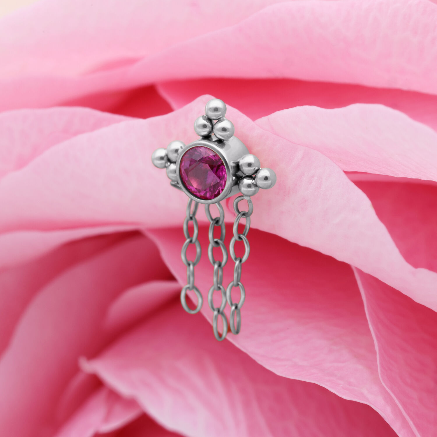 Hopeinen lävistyslisäosa punaisella kristallilla ja ketjuilla vaaleanpunaisilla terälehdillä