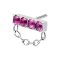 Hopeinen lävistyslisäosa, jossa neljä punaista kiveä ja ketju, kuvattu sivulta