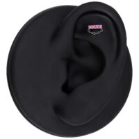 Hopeinen korvakorun pää punaisilla kristalleilla mustassa korvamallissa