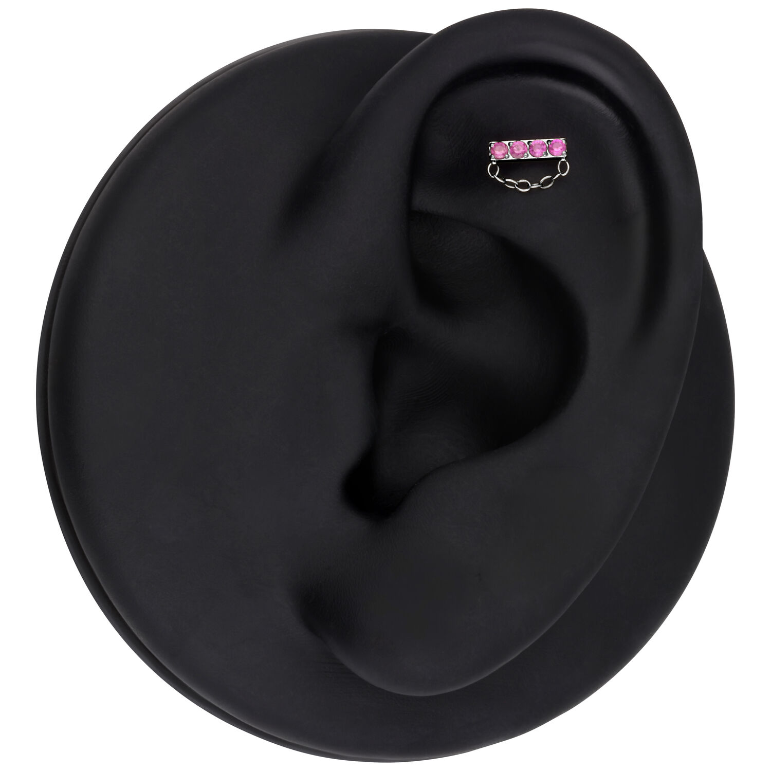 Hopeinen korvakorun pää punaisilla kristalleilla mustassa korvamallissa