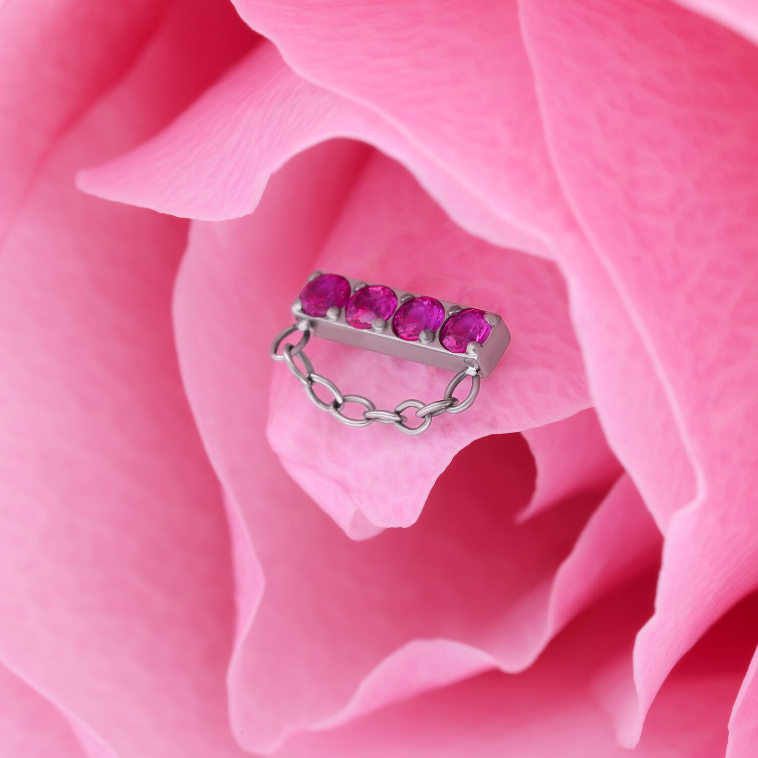 Hopeinen lisäosa neljällä punaisella kristallilla ja ketjulla vaaleanpunaisilla terälehdillä