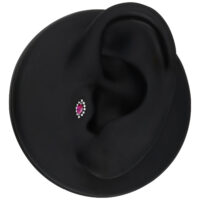 Musta korvamalli hopeisella Push Fit -lisäosalla ja punaisella kristallilla