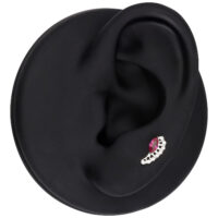 Hopeinen korvakoru, jossa on ovaali punainen kristalli mustalla korvamallilla