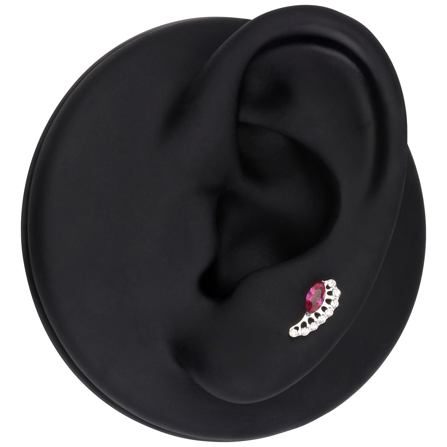 Hopeinen korvakoru, jossa on ovaali punainen kristalli mustalla korvamallilla