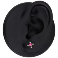 Korvamalli hopeisella lävistyskorulla ja punaisella kristallilla mustalla taustalla