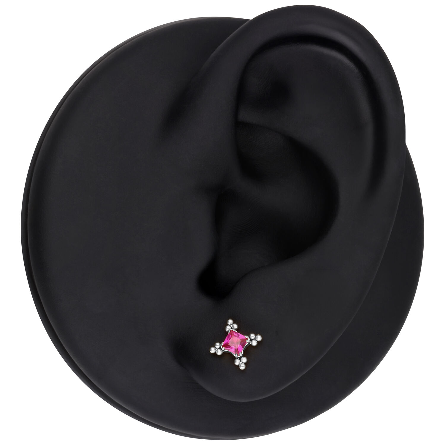 Korvamalli hopeisella lävistyskorulla ja punaisella kristallilla mustalla taustalla