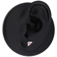 Hopeinen korvakoru punaisella kristallilla mustalla korvatelineellä