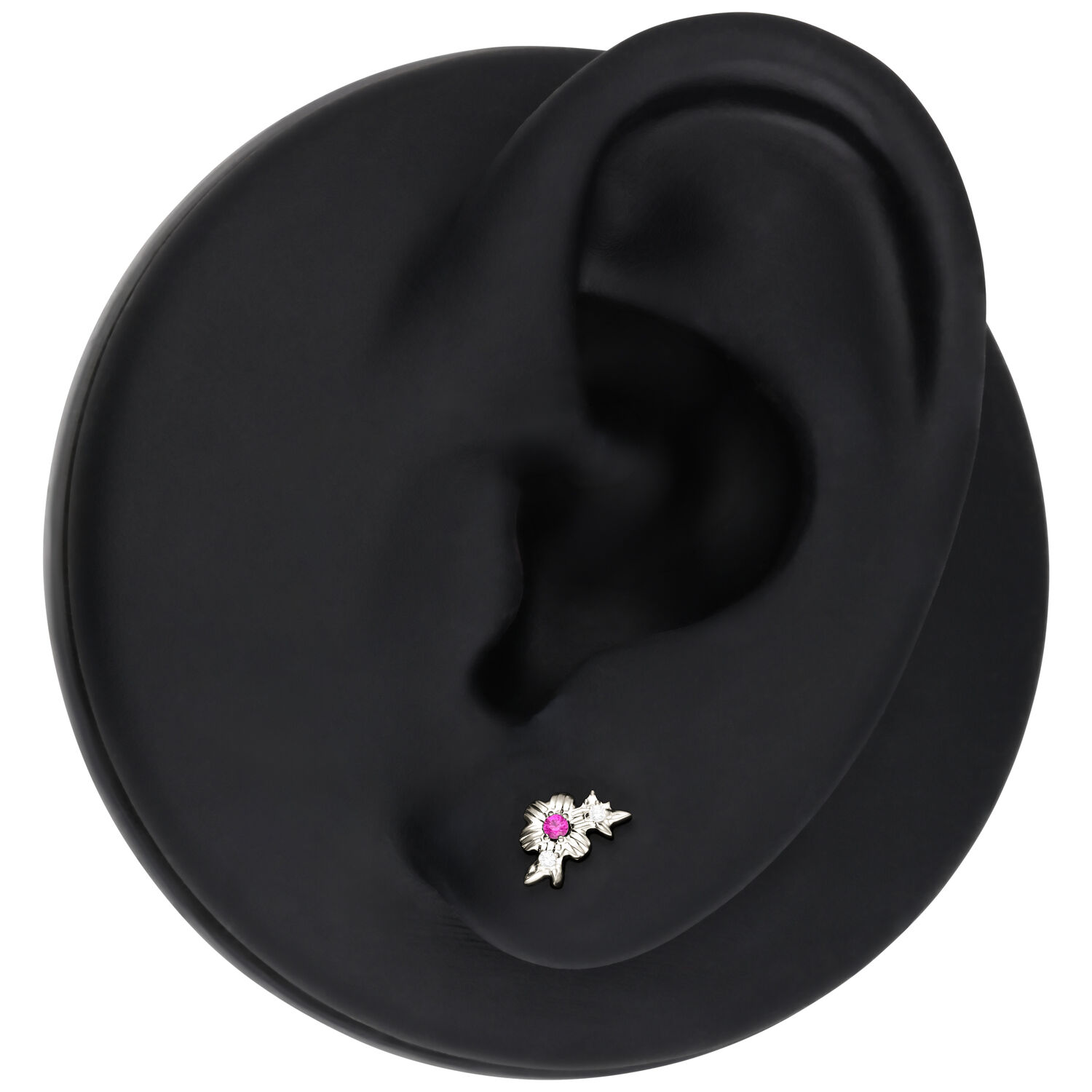 Hopeinen korvakoru punaisella kristallilla mustalla korvatelineellä