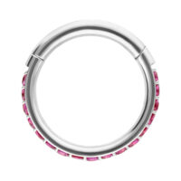 Hopeinen rengas punaisilla kristalleilla, sisähalkaisija 12 mm, valkoisella taustalla