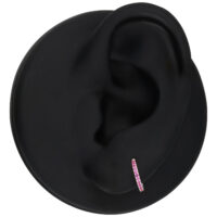 Hopeinen clicker punaisilla kristalleilla mustassa korvamallissa