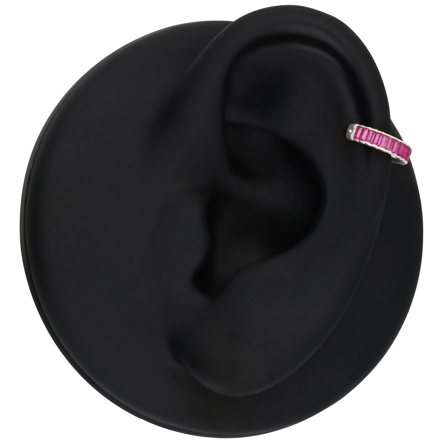 Musta korvamalli hopeisella renkaalla, punaiset kristallit