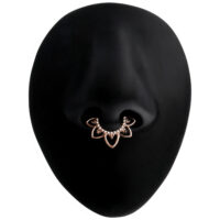 Ruusuinen septum-klickeri kirkkailla kristalleilla mustalla näytöllä