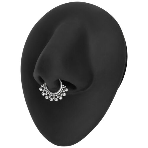 Hopeinen septum-clicker helmikoristeilla mustalla nenänäytöllä